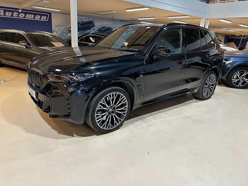 Svart Begagnad 2025 BMW X5 Comfort Edition SUV | 1 095 000 kr (Dyr) - Bild 1/4