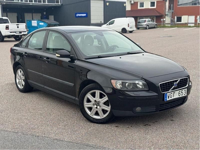 Svart Begagnad 2005 Volvo S40 Kinetic Sedan | 39 000 kr (Marknadspris) - Bild 1/4