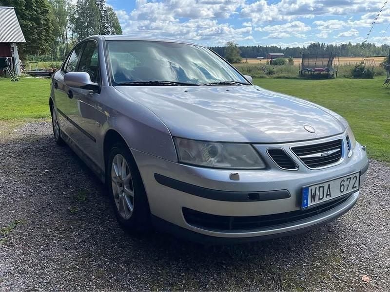 Grå Begagnad 2005 Saab 9-3 Linear Sedan | 10 000 kr (Bra pris) - Bild 1/4