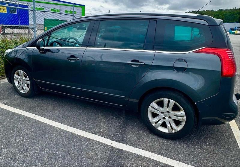 Grå Begagnad 2010 Peugeot 5008 Allure Minibuss | 49 500 kr (Marknadspris) - Bild 1/4