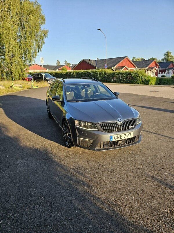 Grå Begagnad 2015 Skoda Octavia RS Kombi | 155 000 kr (Marknadspris) - Bild 1/4