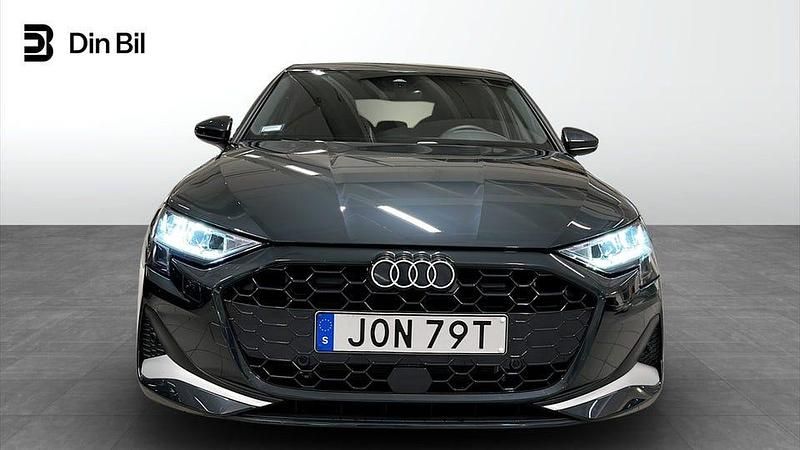 Begagnad Audi A3 Advanced 150 HK (110 kW) 2025 Manhattangrå metallic Sedan