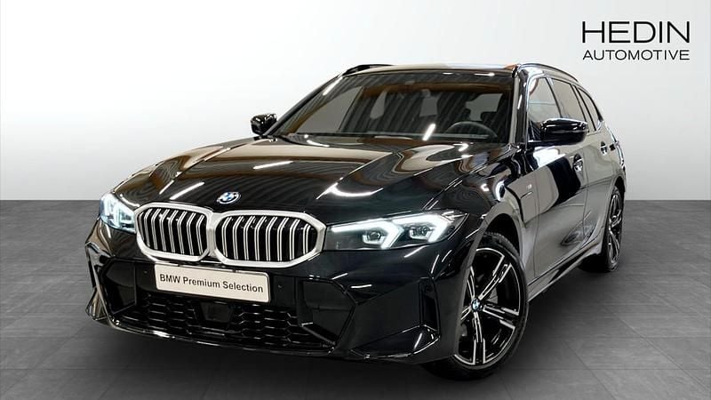 Svart (black) Begagnad 2025 BMW 330e M Sport Kombi | 518 700 kr (Marknadspris) - Bild 1/4
