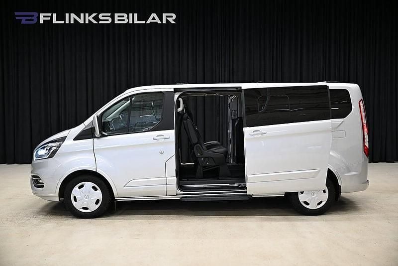 Begagnad Ford Tourneo 185 HK (136 kW) 2022 Grå Minibuss