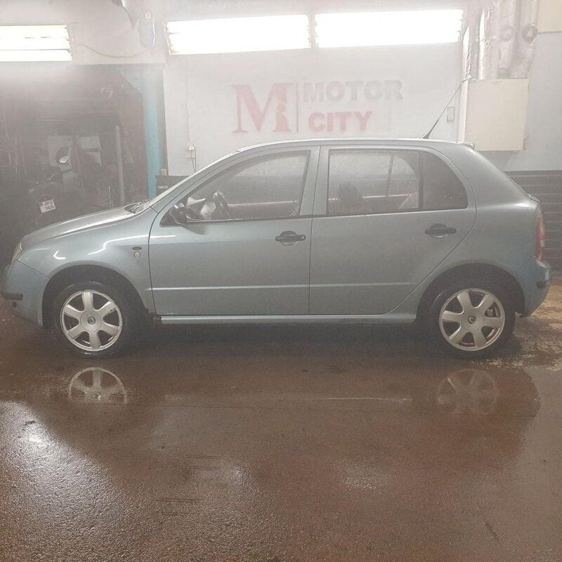 Begagnad Skoda Fabia 60 HK (44 kW) 2002 Grå Halvkombi