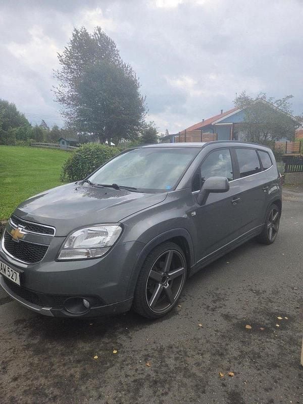 Grå Begagnad 2011 Chevrolet Orlando Minibuss | 55 000 kr (Marknadspris) - Bild 1/4