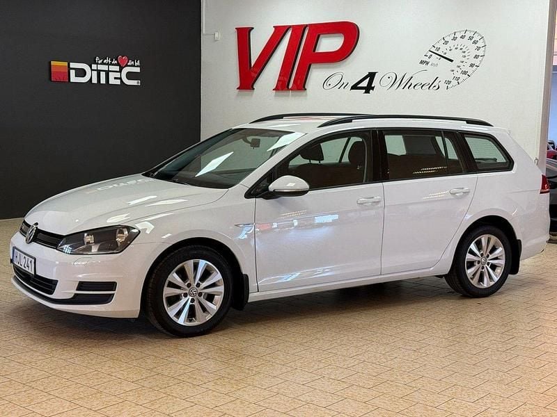 Vit Begagnad 2015 VW Golf VII Kombi | 114 800 kr (Marknadspris) - Bild 1/4