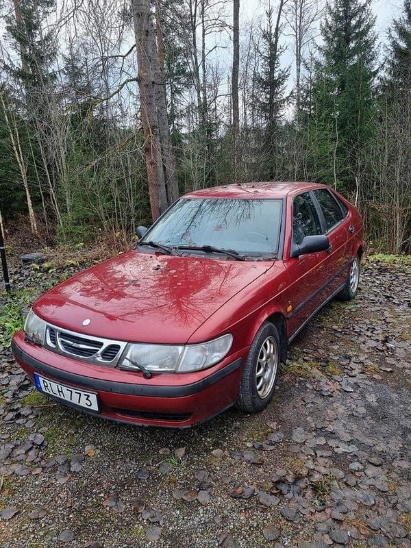 Röd Begagnad 2000 Saab 9-3 Halvkombi | 9 000 kr (Superpris) - Bild 1/3