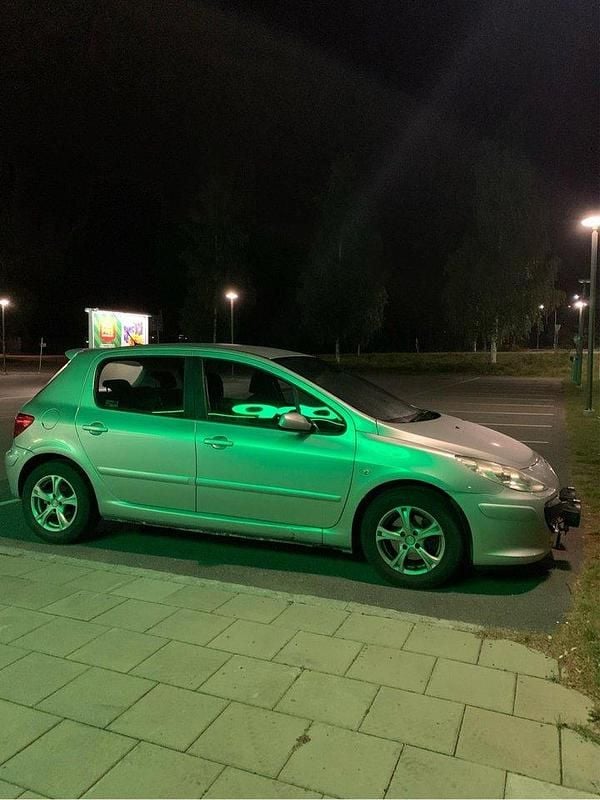 Grå Begagnad 2007 Peugeot 307 Halvkombi | 15 000 kr (Marknadspris) - Bild 1/4