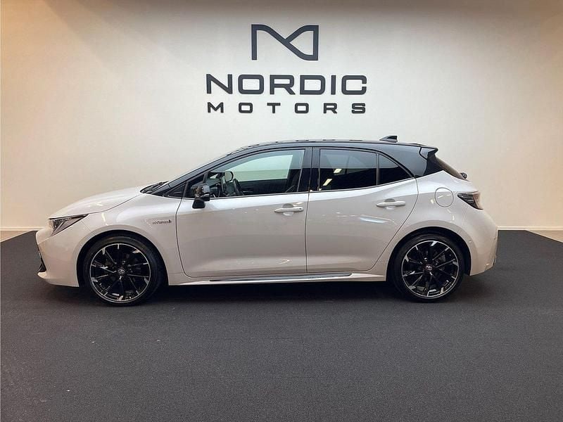 Grå Begagnad 2020 Toyota Corolla Hybrid Sport Halvkombi | 239 900 kr (Marknadspris) - Bild 1/4