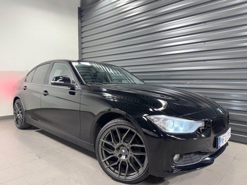 Svart Begagnad 2012 BMW 320 Sport Line Sedan | 129 900 kr (Lite dyr) - Bild 1/4