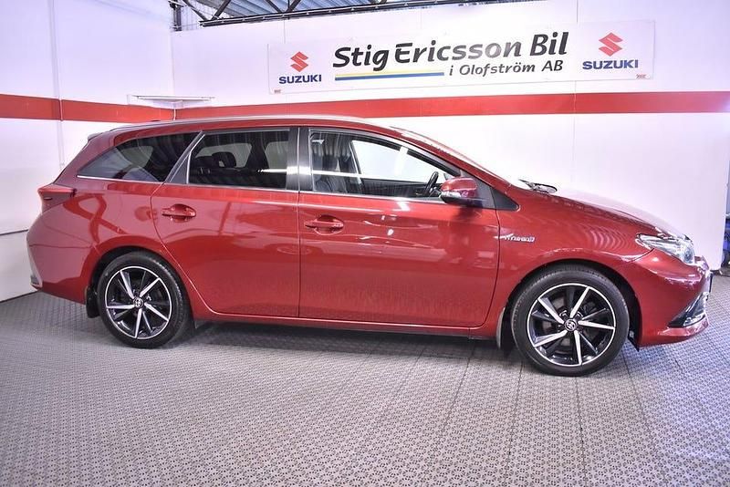 Begagnad Toyota Auris Touring Sports Comfort 136 HK (100 kW) 2018 Röd Kombi