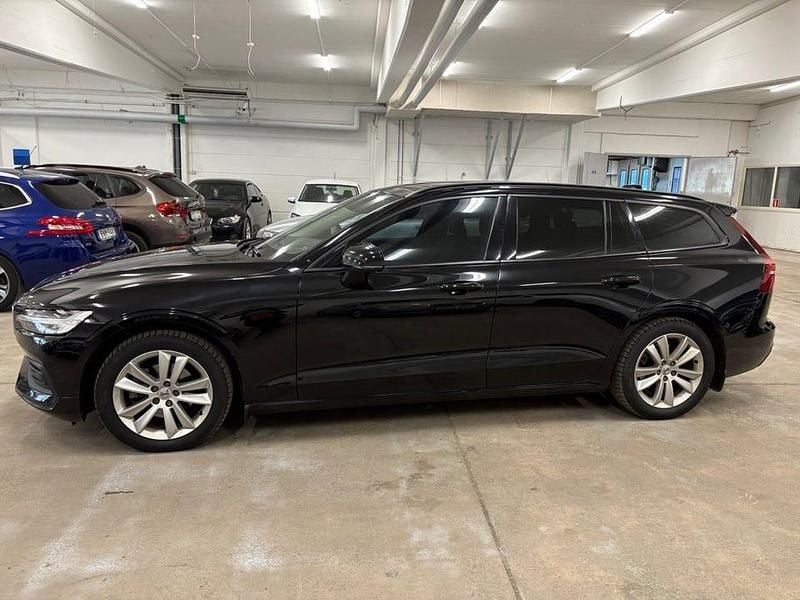 Svart Begagnad 2019 Volvo V60 Momentum Kombi | 239 900 kr (Marknadspris) - Bild 1/4