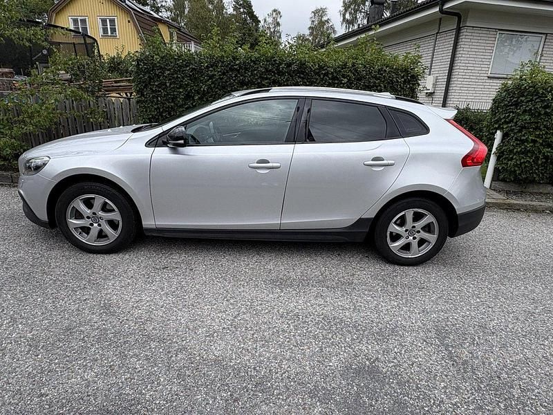 Silver Begagnad 2016 Volvo V40 CC Momentum Kombi | 179 000 kr (Marknadspris) - Bild 1/4