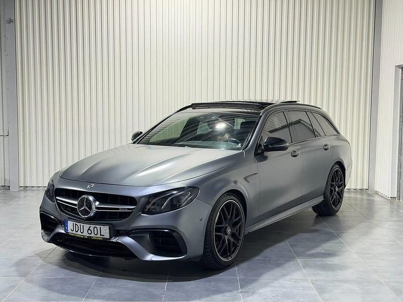 Grå Begagnad 2018 Mercedes E63S AMG AMG Kombi | 639 900 kr (Marknadspris) - Bild 1/4