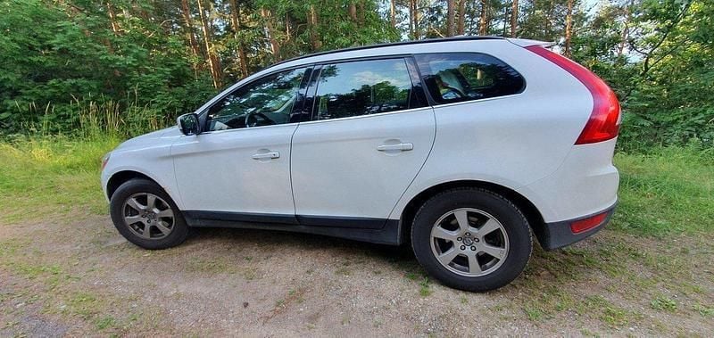 Vit Begagnad 2011 Volvo XC60 Momentum SUV | 95 000 kr (Bra pris) - Bild 1/4