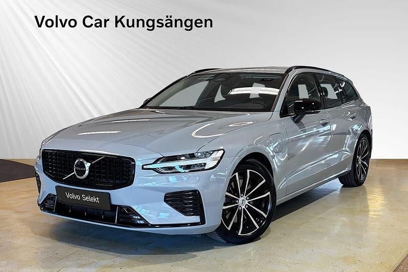 Grå Begagnad 2024 Volvo V60 Plus Kombi | 469 000 kr (Marknadspris) - Bild 1/3