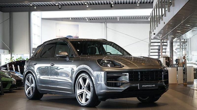 Grå Begagnad 2024 Porsche Cayenne SUV | 1 269 000 kr (Lite dyr) - Bild 1/4