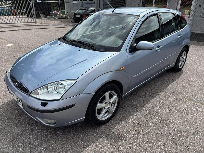 Blå Begagnad 2005 Ford Focus Halvkombi | 21 000 kr (Marknadspris) - Bild 1/4