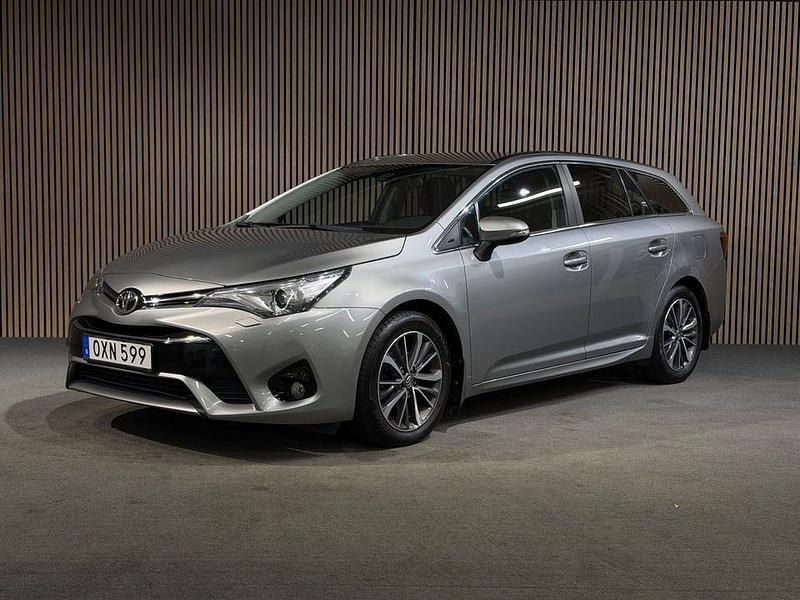 Ljusgrå Begagnad 2015 Toyota Avensis Active Kombi | 148 900 kr (Lite dyr) - Bild 1/4