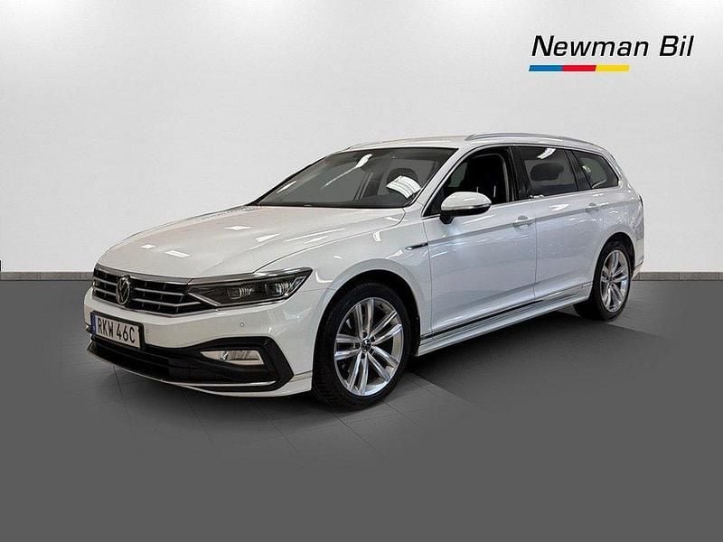Vit Begagnad 2021 VW Passat R-line Kombi | 259 700 kr (Marknadspris) - Bild 1/4