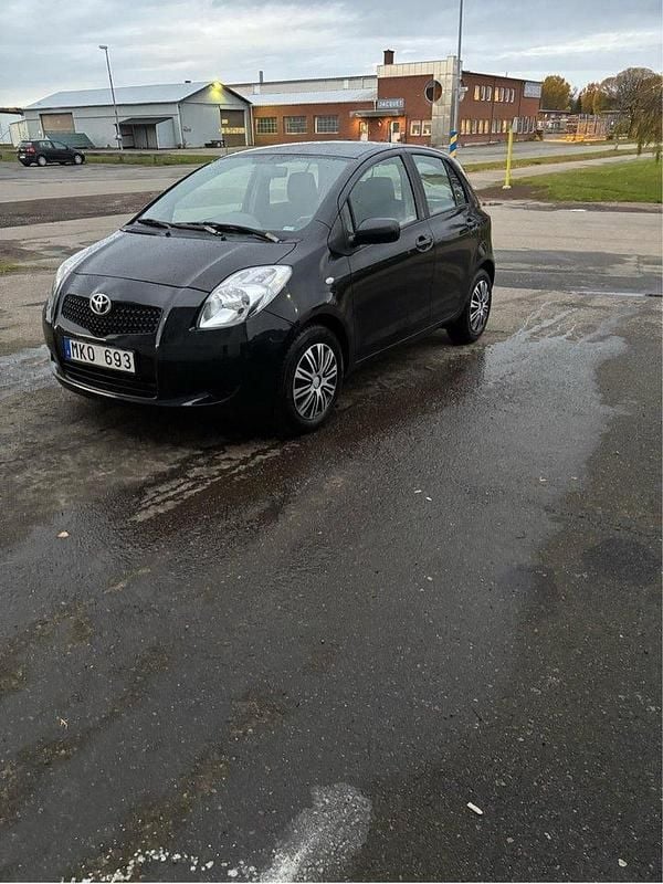 Svart Begagnad 2007 Toyota Yaris Halvkombi | 29 000 kr (Marknadspris) - Bild 1/4