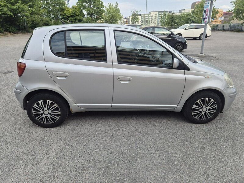Silver Begagnad 2005 Toyota Yaris Halvkombi | 22 000 kr (Bra pris) - Bild 1/4