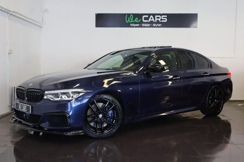 Mörkblå (blå) Begagnad 2017 BMW M550 Sedan | 369 900 kr (Dyr) - Bild 1/4