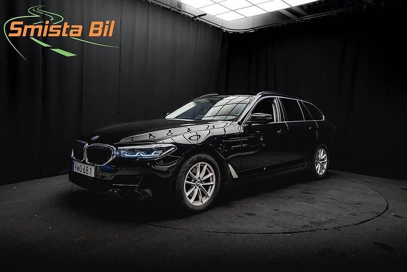 Svart Begagnad 2021 BMW 520 Kombi | 329 900 kr (Marknadspris) - Bild 1/3