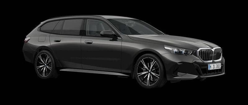 Black sapphire metallic Begagnad 2000 BMW i5 M Sport Kombi | 814 900 kr (Marknadspris) - Bild 1/4