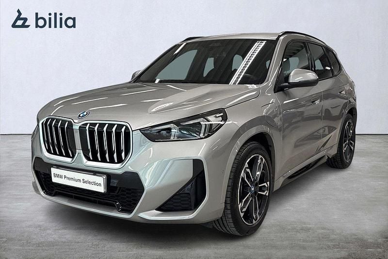 Grå (space silver metallic) Begagnad 2024 BMW X1 M Sport SUV | 569 900 kr (Dyr) - Bild 1/4