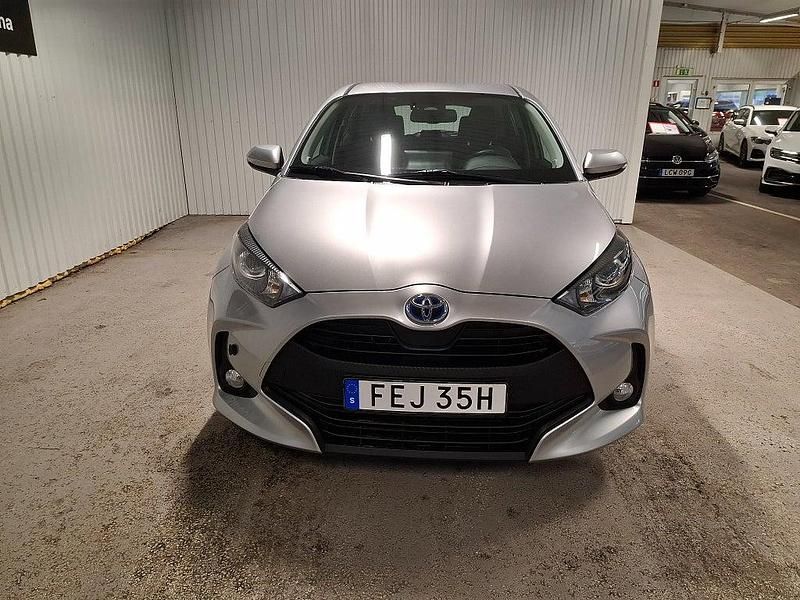 Begagnad Toyota Yaris 2023 Silver Halvkombi