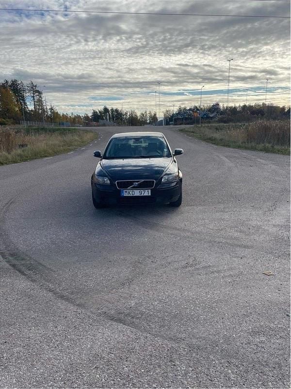Blå Begagnad 2007 Volvo S40 Kinetic Sedan | 36 000 kr (Superpris) - Bild 1/4