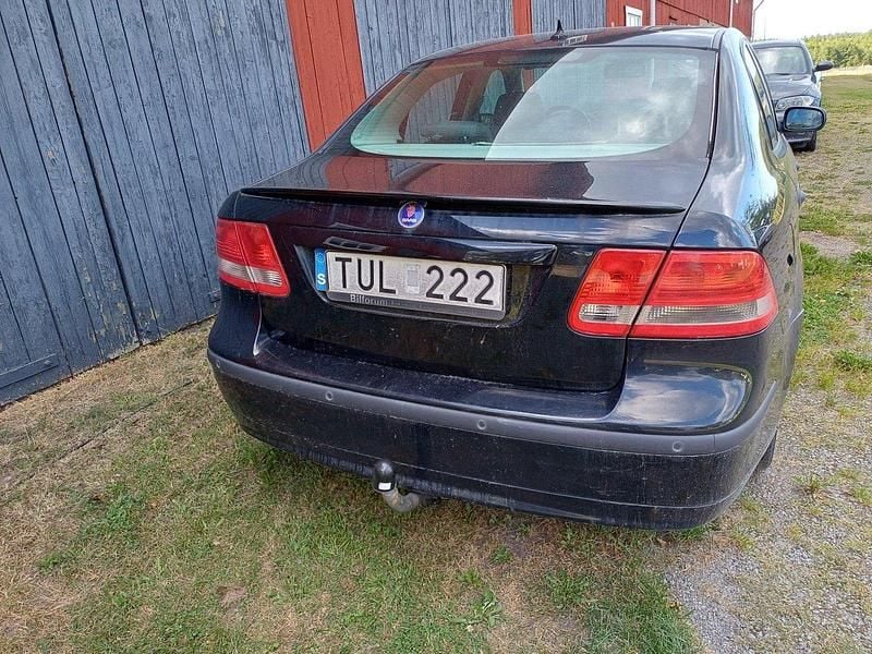 Svart Begagnad 2003 Saab 9-3 Sedan | 8 000 kr (Marknadspris) - Bild 1/4