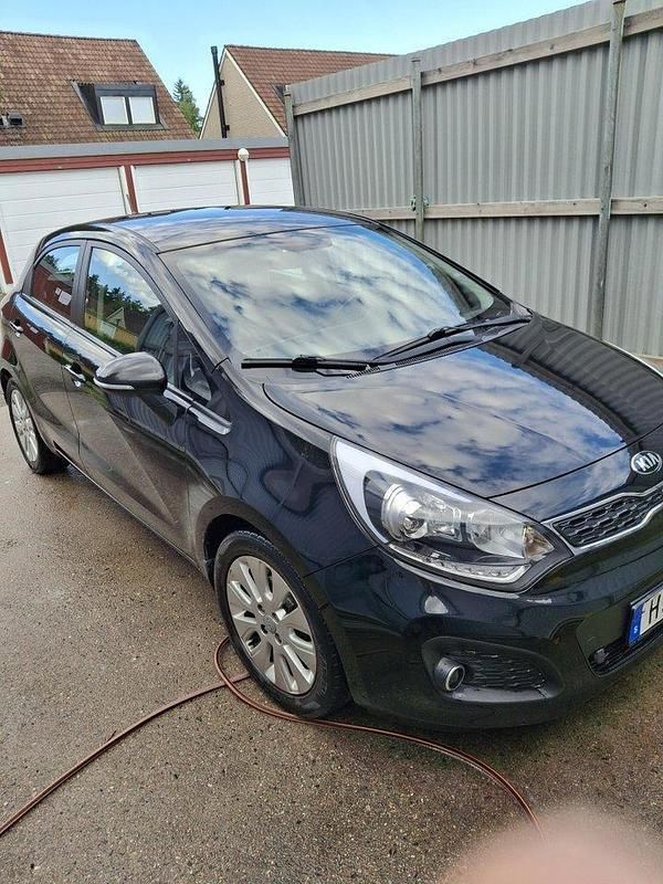 Svart Begagnad 2014 Kia Rio Halvkombi | 55 000 kr (Superpris) - Bild 1/4