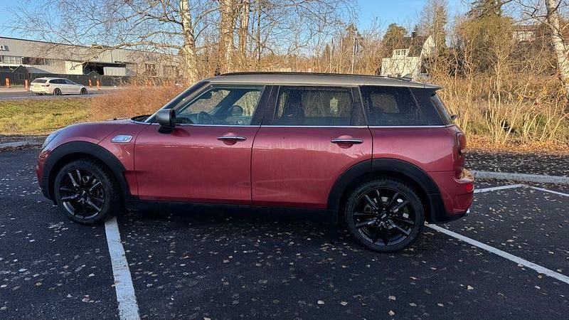 Indian red metallic Begagnad 2021 Mini Cooper S Clubman Kombi | 220 000 kr (Marknadspris) - Bild 1/4