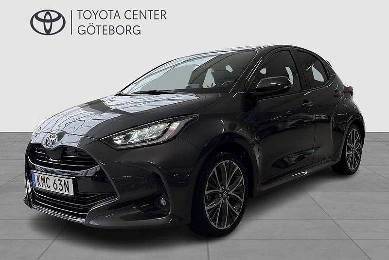 Mörkgrå Begagnad 2024 Toyota Yaris Hybrid Style Halvkombi | 279 900 kr (Dyr) - Bild 1/3