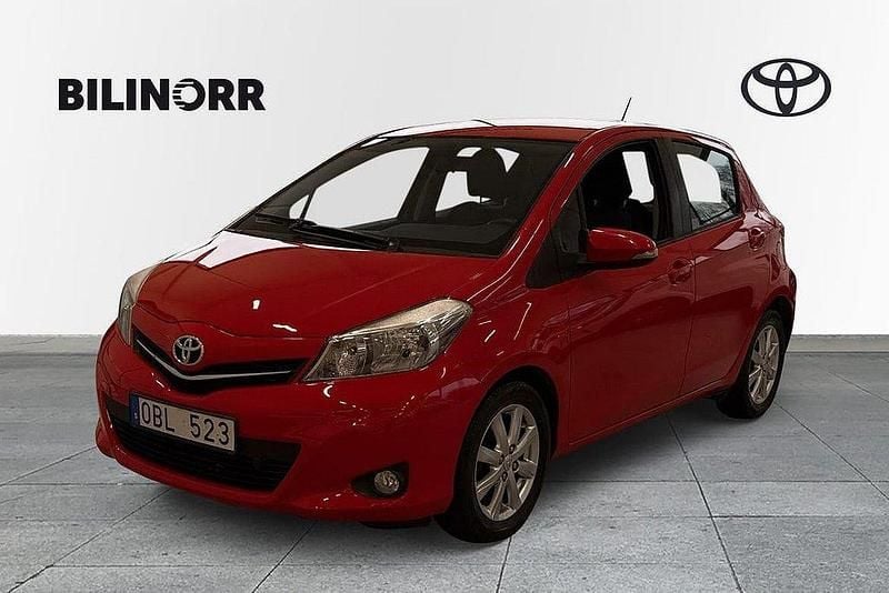 Röd Begagnad 2013 Toyota Yaris Active Halvkombi | 109 900 kr (Bra pris) - Bild 1/4