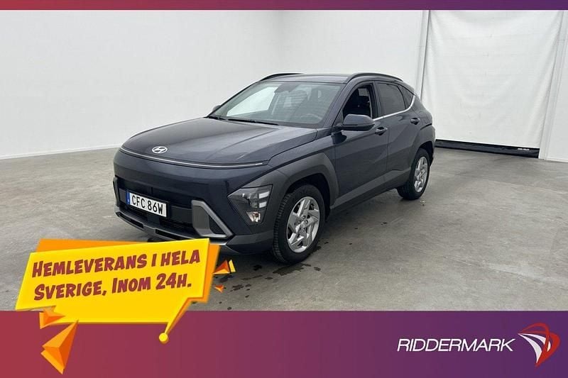 Blå Begagnad 2023 Hyundai Kona Essential SUV | 269 900 kr (Marknadspris) - Bild 1/3