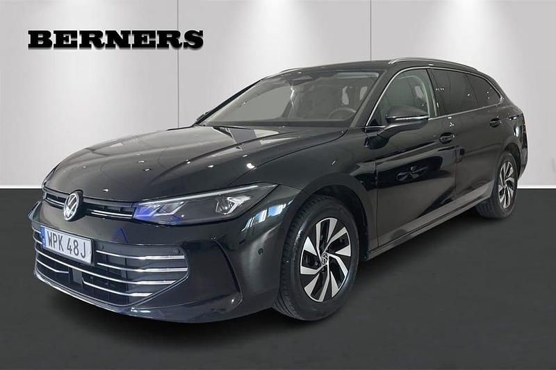 Svart Begagnad 2024 VW Passat Business Kombi | 349 900 kr - Bild 1/4