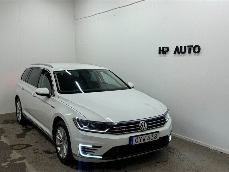 Vit Begagnad 2017 VW Passat Executive Kombi | 157 000 kr (Marknadspris) - Bild 1/4