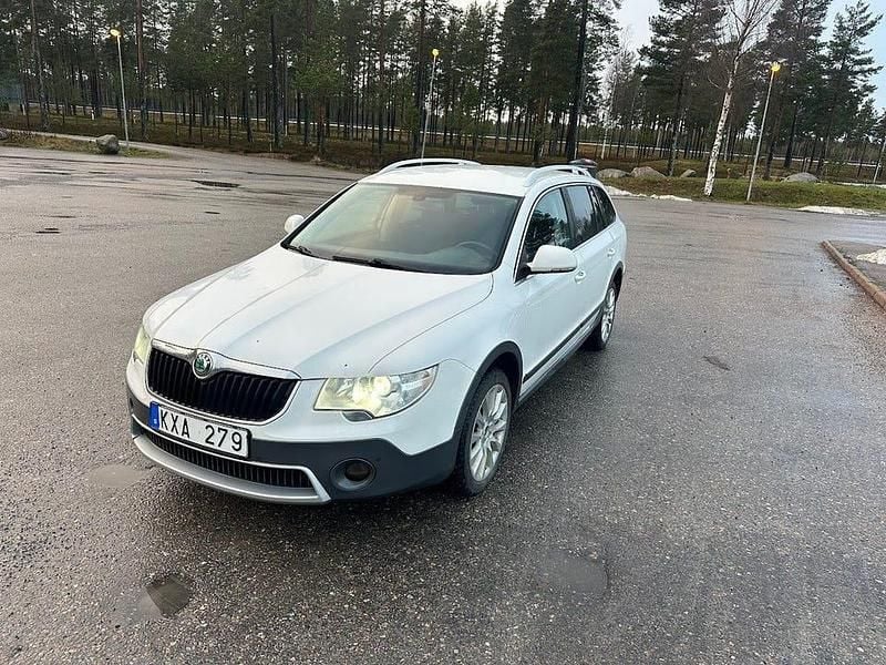 Vit Begagnad 2013 Skoda Superb Elegance Kombi | 37 500 kr (Superpris) - Bild 1/4