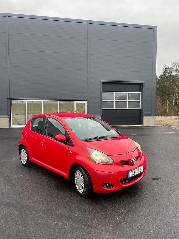Begagnad Toyota Aygo 68 HK (50 kW) 2009 Röd Halvkombi