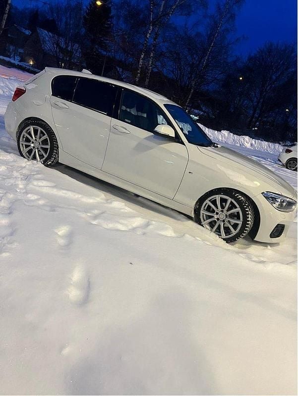 Vit Begagnad 2019 BMW 118 M Sport Halvkombi | 155 000 kr (Bra pris) - Bild 1/4