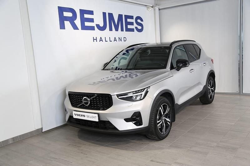 Silver Begagnad 2025 Volvo XC40 Plus SUV | 419 500 kr (Lite dyr) - Bild 1/4