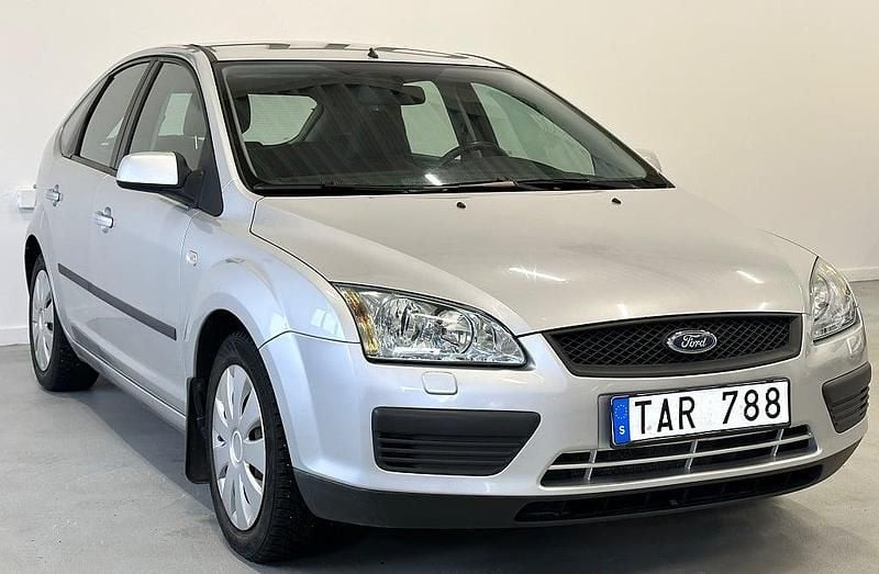 Begagnad Ford Focus 146 HK (107 kW) 2006 Grå Halvkombi
