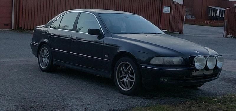 Svart Begagnad 2000 BMW 523 Sedan | 13 999 kr - Bild 1/4