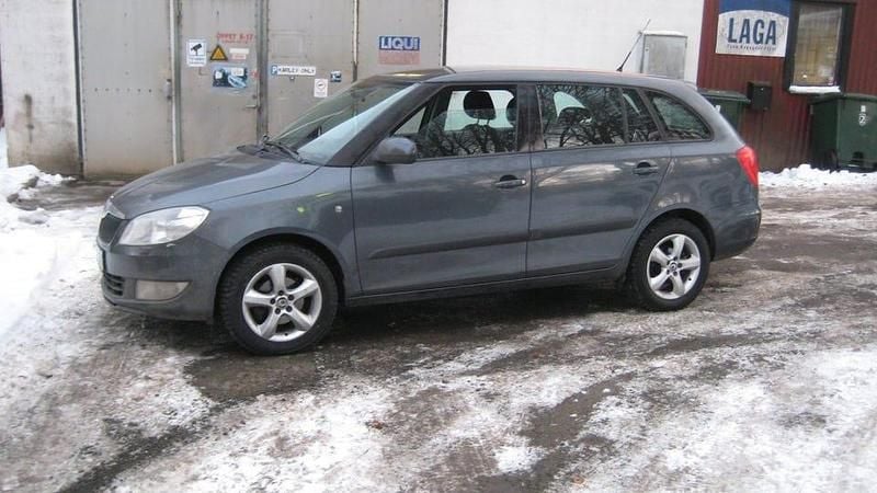 Mörkgrå Begagnad 2010 Skoda Fabia Elegance Kombi | 44 900 kr (Marknadspris) - Bild 1/4