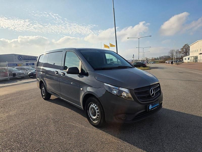 Grå Begagnad 2018 Mercedes Vito Van | 119 000 kr (Dyr) - Bild 1/4