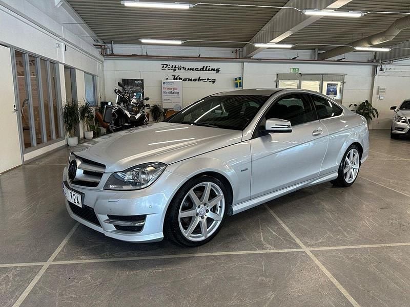 Silver Begagnad 2011 Mercedes C180 AMG Sportkupé | 139 900 kr (Marknadspris) - Bild 1/4